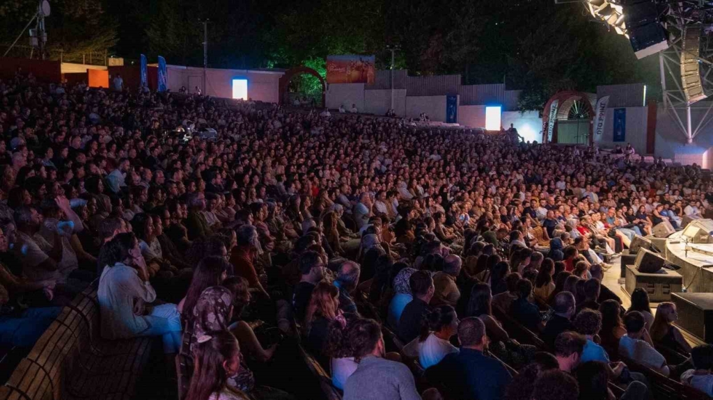 Açıkhava’da ‘cimri’ye alkış yağmuru