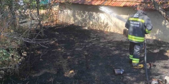 Eskişehir’de müstakil evin bahçesinden ahırı sıçrayan yangın büyümeden söndürüldü