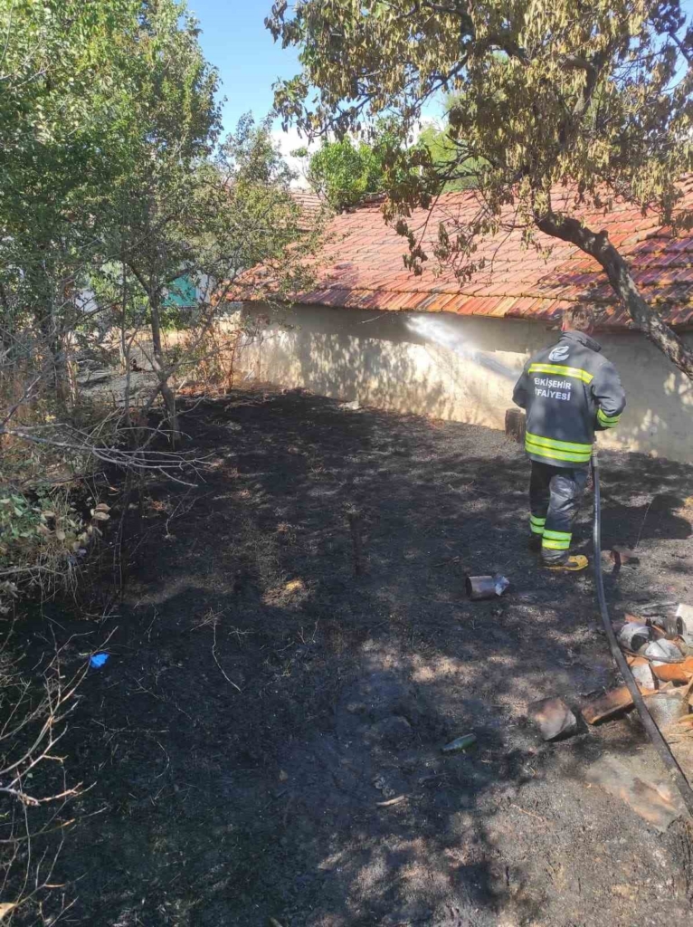 Eskişehir’de müstakil evin bahçesinden ahırı sıçrayan yangın büyümeden söndürüldü