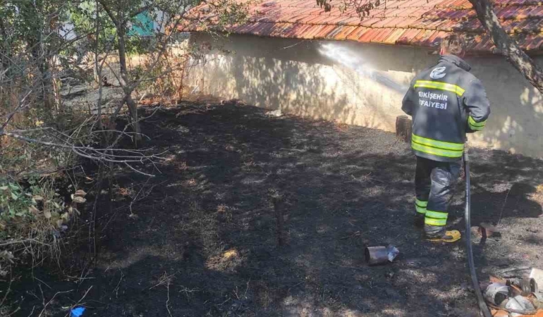 Eskişehir’de bahçeden ahıra sıçrayan yangın büyümeden söndürüldü