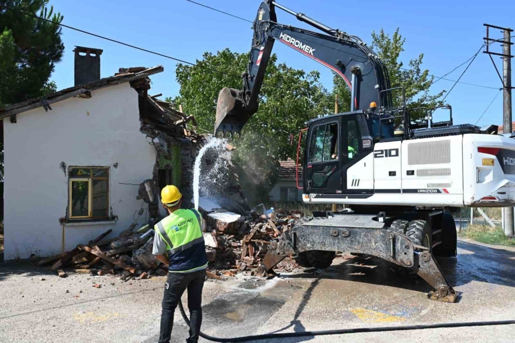 Karacabey Belediyesi’nden metruk yapılara geçit yok