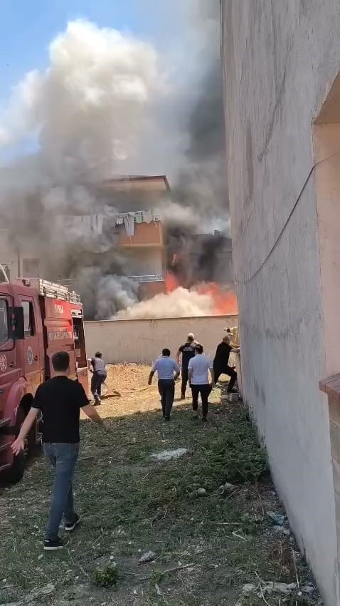 Depoda çıkan yangın apartmanı yakıyordu