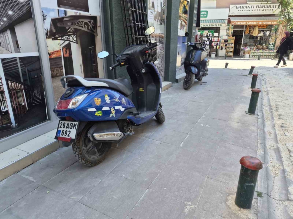 Kaldırımlar otoparka döndü
