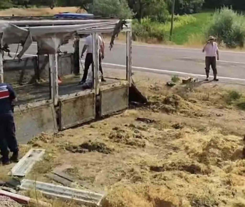 Emet’te saman yüklü kamyonet alev aldı