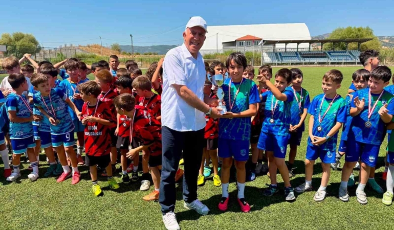 Hisarcık’ta Ethem Bal Kupası U10 Futbol Turnuvası sona erdi