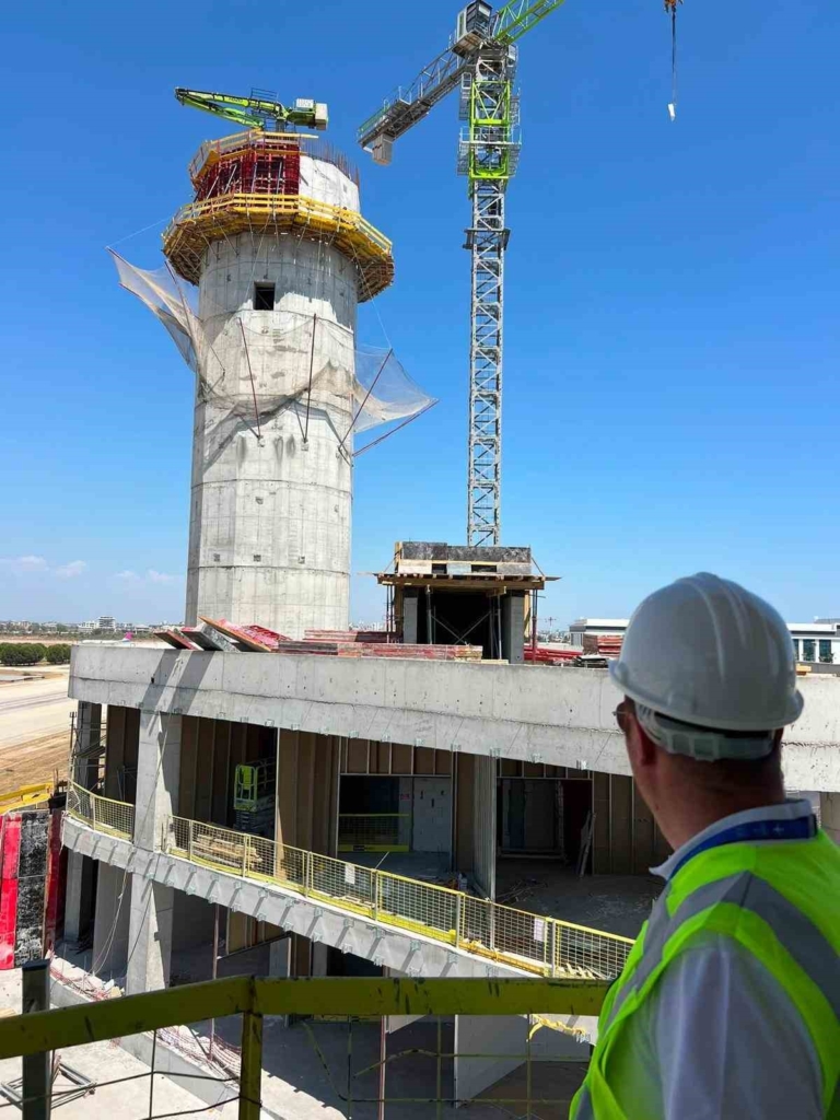 Bakan Uraloğlu: "Antalya Havalimanı’nda yeni hava trafik kontrol kulemizin betonarme imalatlarında 46 metre seviyesine ulaştık"