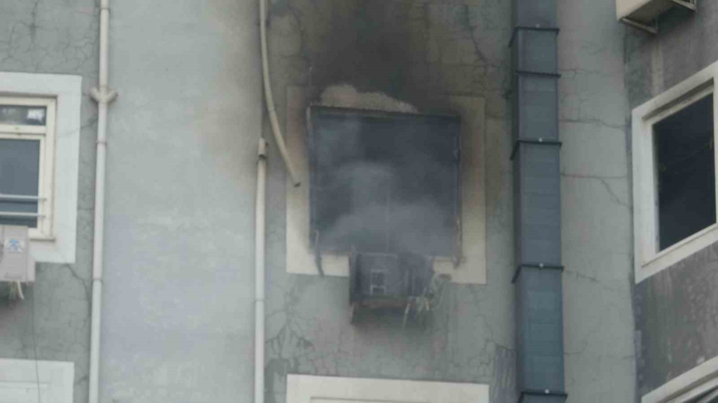 Apartmanda yangın paniği: 5 kişi dumandan etkilendi