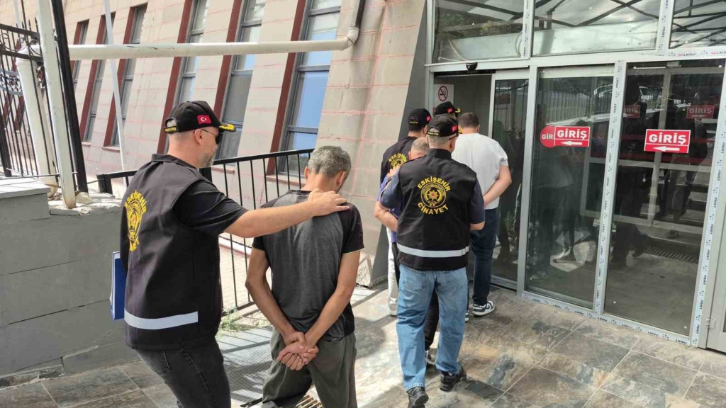Eskişehir’de cinayetle ilgili 4 şüpheli adliyeye sevk edildi