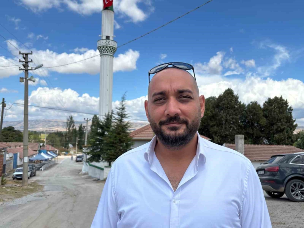 Yıldırım düşmesi sonucu ağır hasar alan cami el birliği için onarıldı, ibadete açıldı