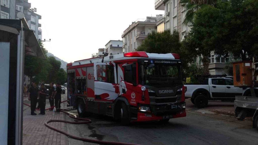 Apartmanda yangın paniği: 5 kişi dumandan etkilendi