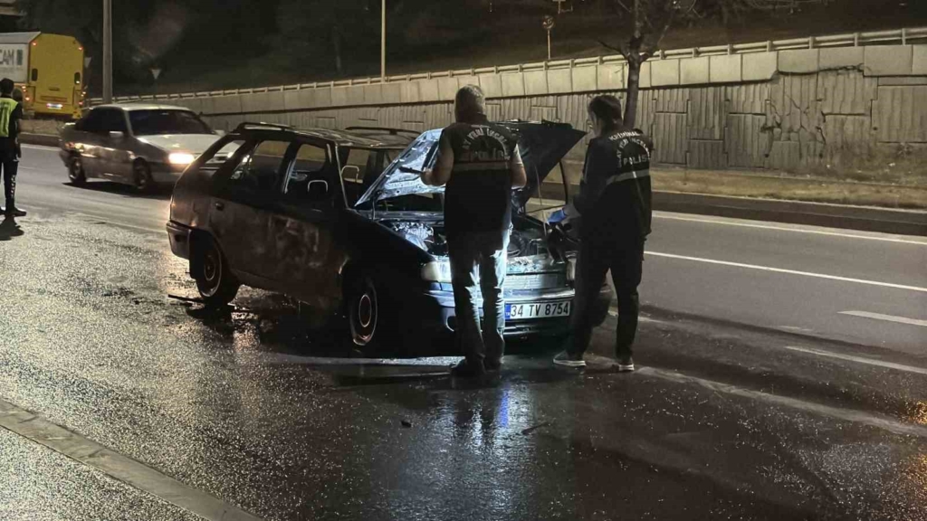 Alev topuna dönen otomobil küle oldu, sürücünün vücudunda yanıklar oluştu