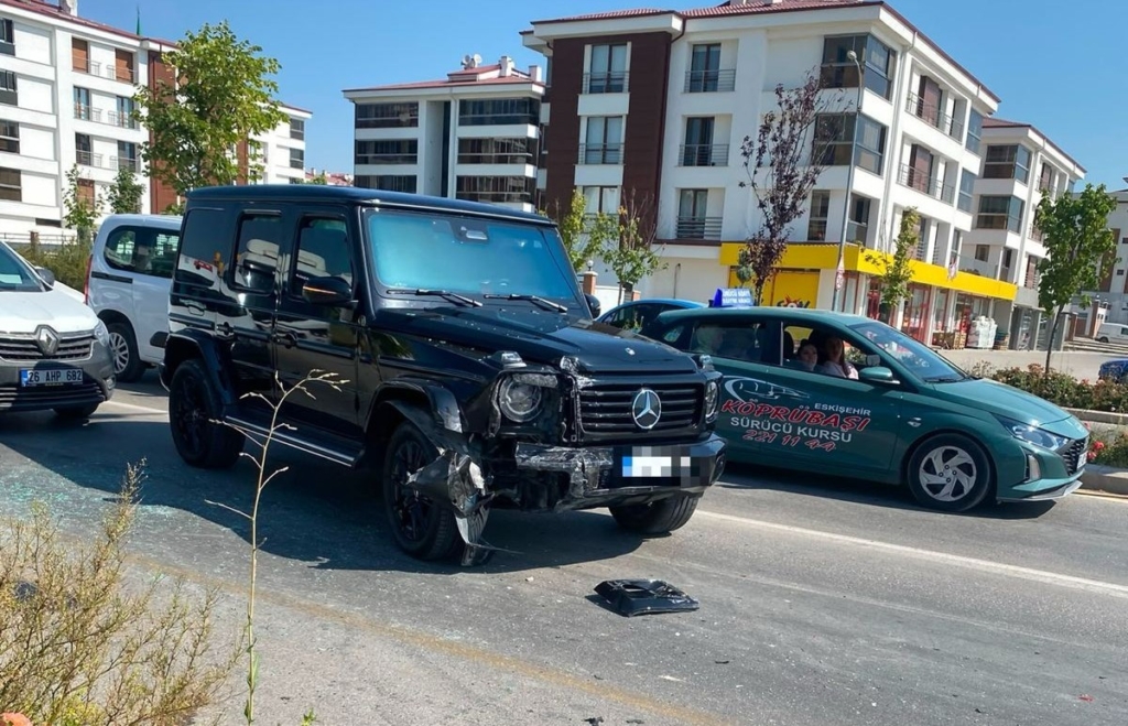 Lüks ciple otomobil çarpıştı, kaza maddi hasarla atlatıldı