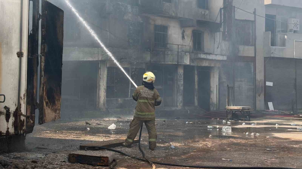 İzmir’de sünger deposunda yangın