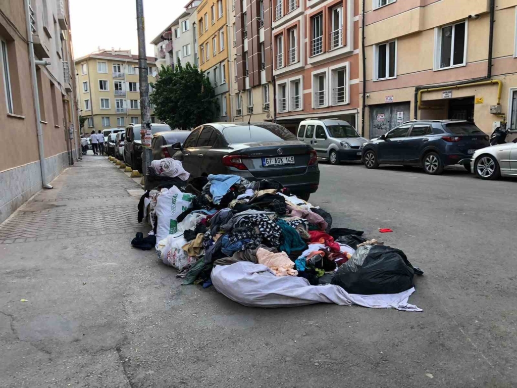 Eskişehir’de kaldırımı kapatan kıyafet yığını dikkat çekti