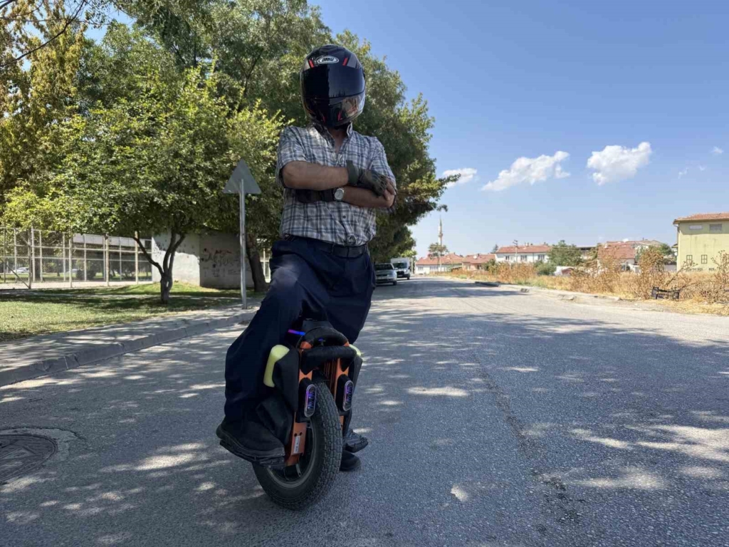 ’Tek teker’ üzerinde 4 bin kilometre gezen 60’lık delikanlıyı görenler şaşırıyor