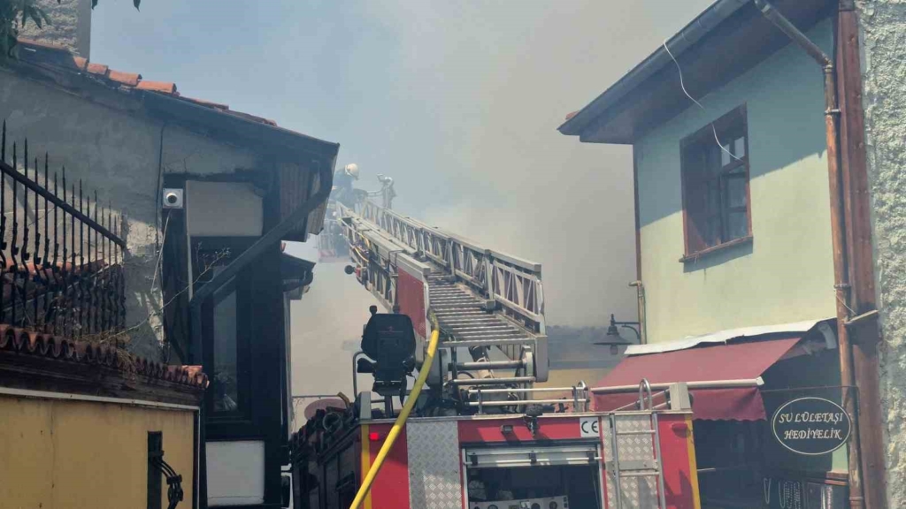 Tarihi Odunpazarı Evleri bölgesinde korkutan yangın: 2 kişi dumandan etkilendi