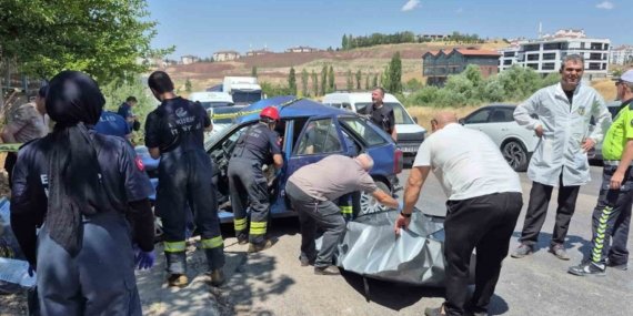 Feci kazada can veren kadının cenazesi sıkıştığı araçtan güçlükle çıkarıldı