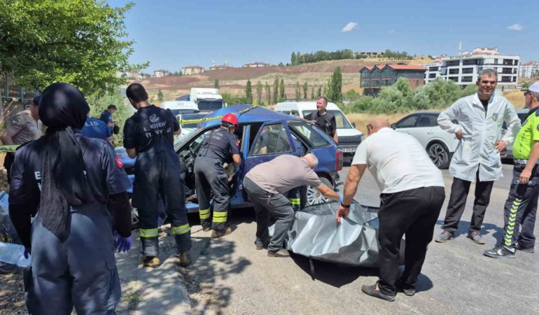 Eskişehir’de kazada hayatını kaybeden 56 yaşındaki kadının cenazesi araçtan çıkarıldı
