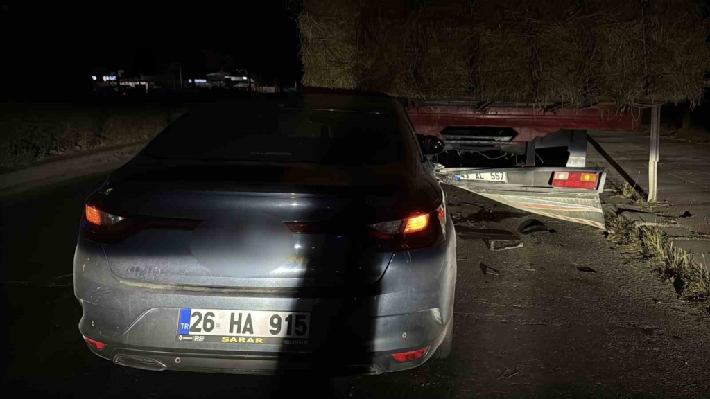 Park halindeki balya yüklü kamyona arkadan çarptı, facia ucuz atlatıldı