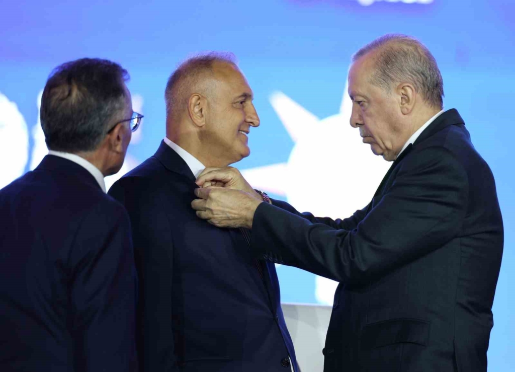 Cumhurbaşkanı Erdoğan: "Allah ömür ve sağlık verirse daha nice yıllar Türkiye’ye hizmet mücadelesi içinde olacağım"