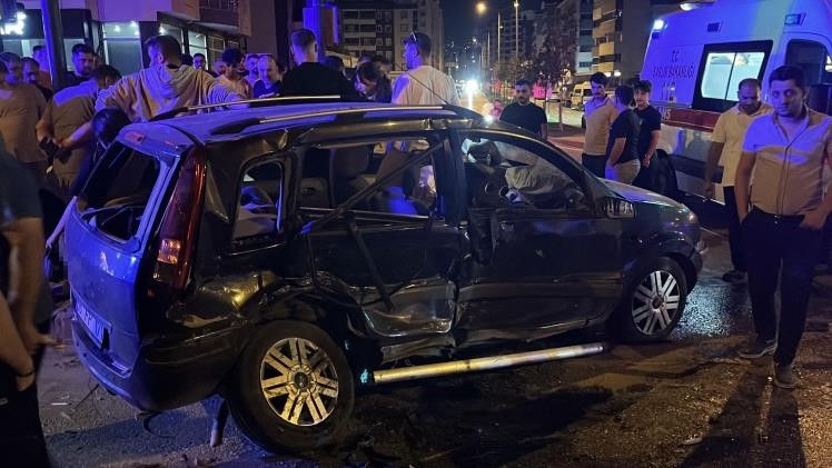 Bursa’da ters yöne giren otomobil kazaya karıştı: 7 yaralı