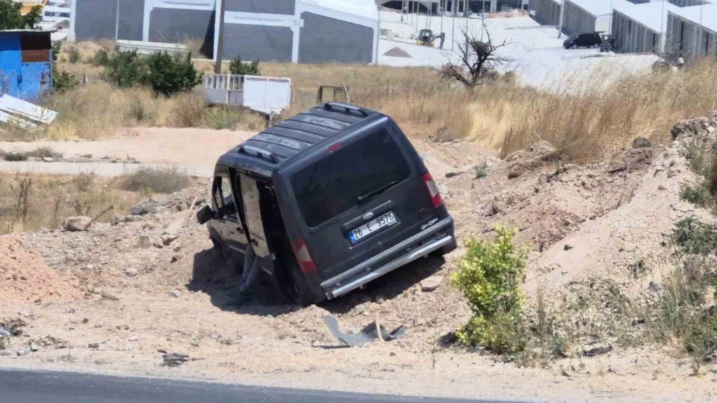 Eskişehir’de hafif ticari araç toprak alana savruldu: 2 yaralı