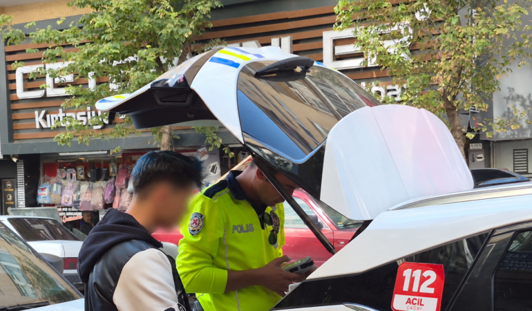 Eskişehir’de otomobil sürücüsüne yumruk atan motosikletliye 180 bin TL ceza