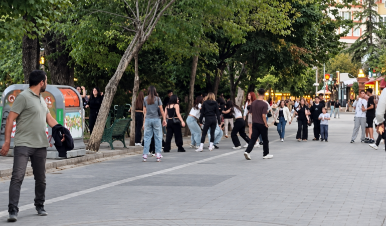 Eskişehir’de kız çocuklarının kavgasını yetişkinler ayırdı