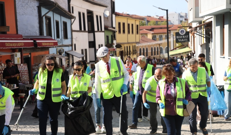 Kazım Kurt Vatandaşlarla Sokakları Temizledi