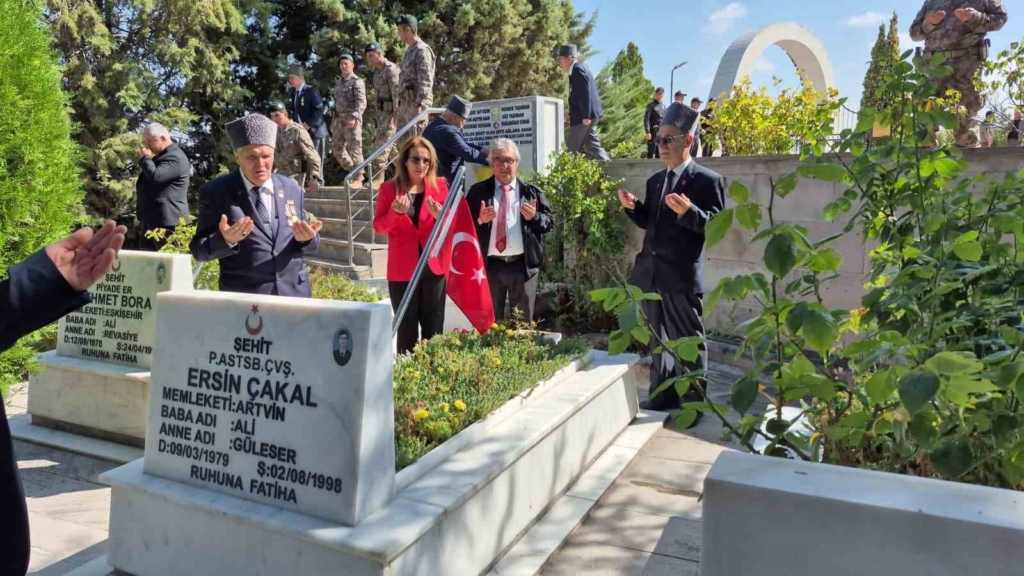 Eskişehir’de gaziler ve şehit yakınlarından şehitlik ziyareti