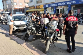 Hafif ticari aracın çarptığı motosikletli polis yaralandı