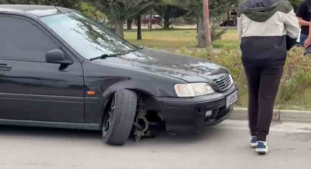Ön tekeri kırılan otomobilin sürücüsü sinir krizi geçirdi