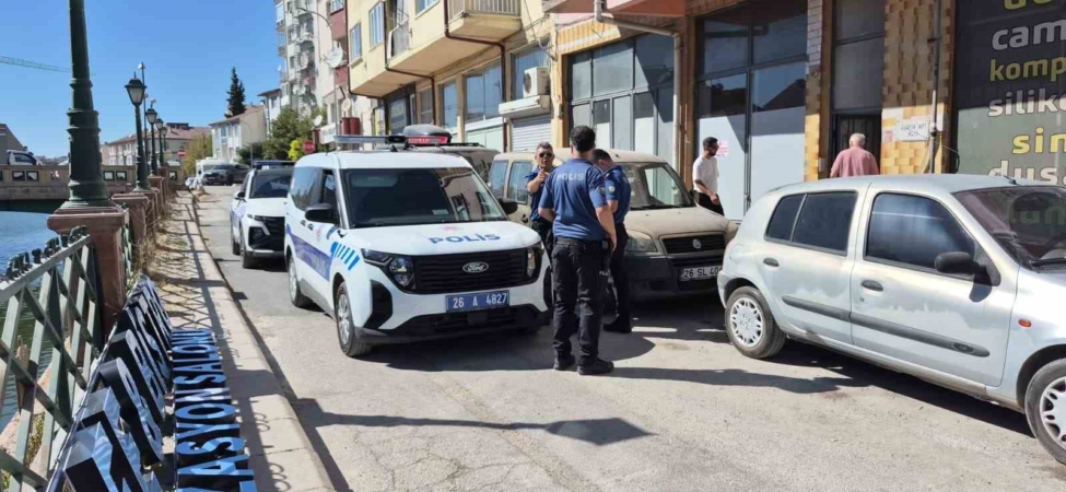 Aracını çekmek için gelmişti, direksiyon başında hayatını kaybetti