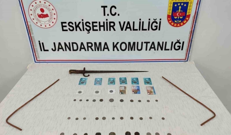 Eskişehir’de Satışa Hazırlanan 46 Sikke ve Kılıç Ele Geçirildi