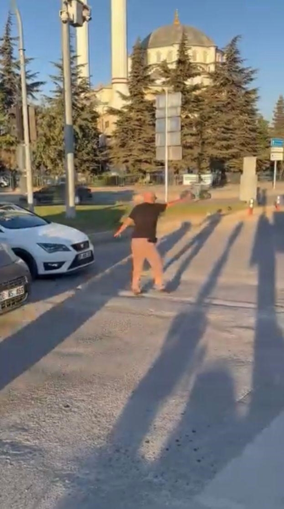 Trafik yoğunluğu oluştu, vatandaş araçların geçişini yönlendirmeye çalıştı
