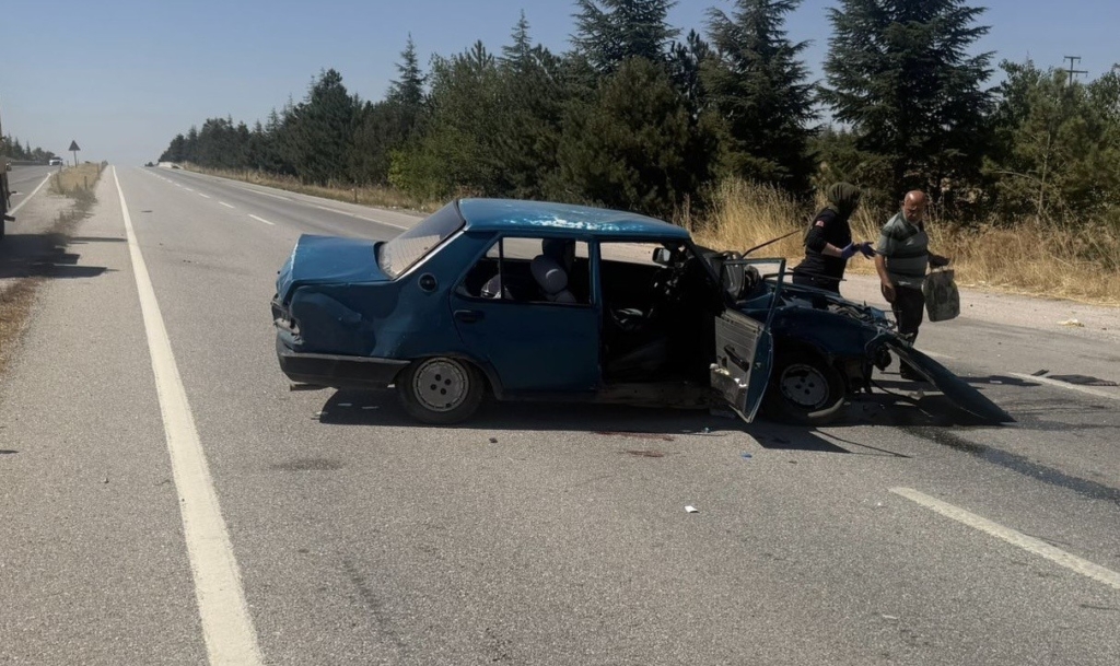 Eskişehir’de 2 araç çarpıştı: 1’i bebek, 1’i çocuk 6 yaralı