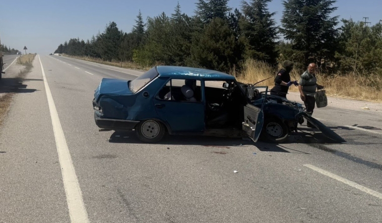 Sivrihisar’da iki otomobil çarpıştı, 6 kişi yaralandı