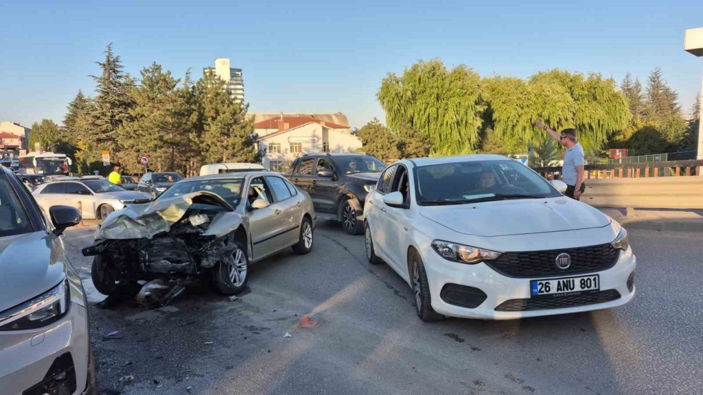 Eskişehir’de 4 aracın karıştığı zincirleme kaza: 3 yaralı