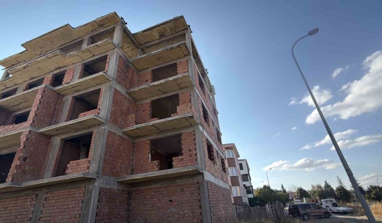 Eskişehir’de inşaatın dördüncü katından düşen kişi ağır yaralandı