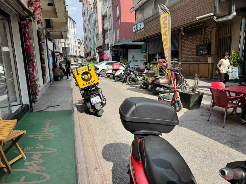 Trafiğe kapalı motosikler parkına açık sokak