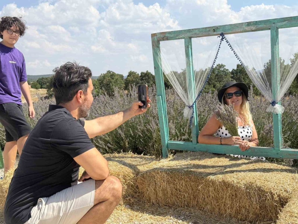 "Makasını getir, çiçeğini götür" etkinliğiyle lavanta tarlasında ziyaretçi akını