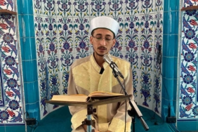 Konuşurken kekeleyen vekil imam hatip, Kur’an-ı Kerim’i ve duaları takılmadan okuyor