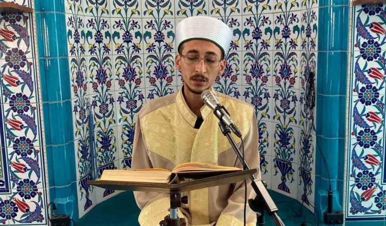 Konuşurken kekeleyen vekil imam hatip, Kur’an-ı Kerim’i ve duaları takılmadan okuyor