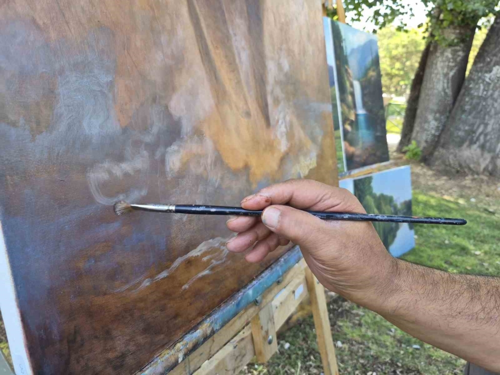 Sadece sergileri gezip resimleri inceleyerek ressam oldu