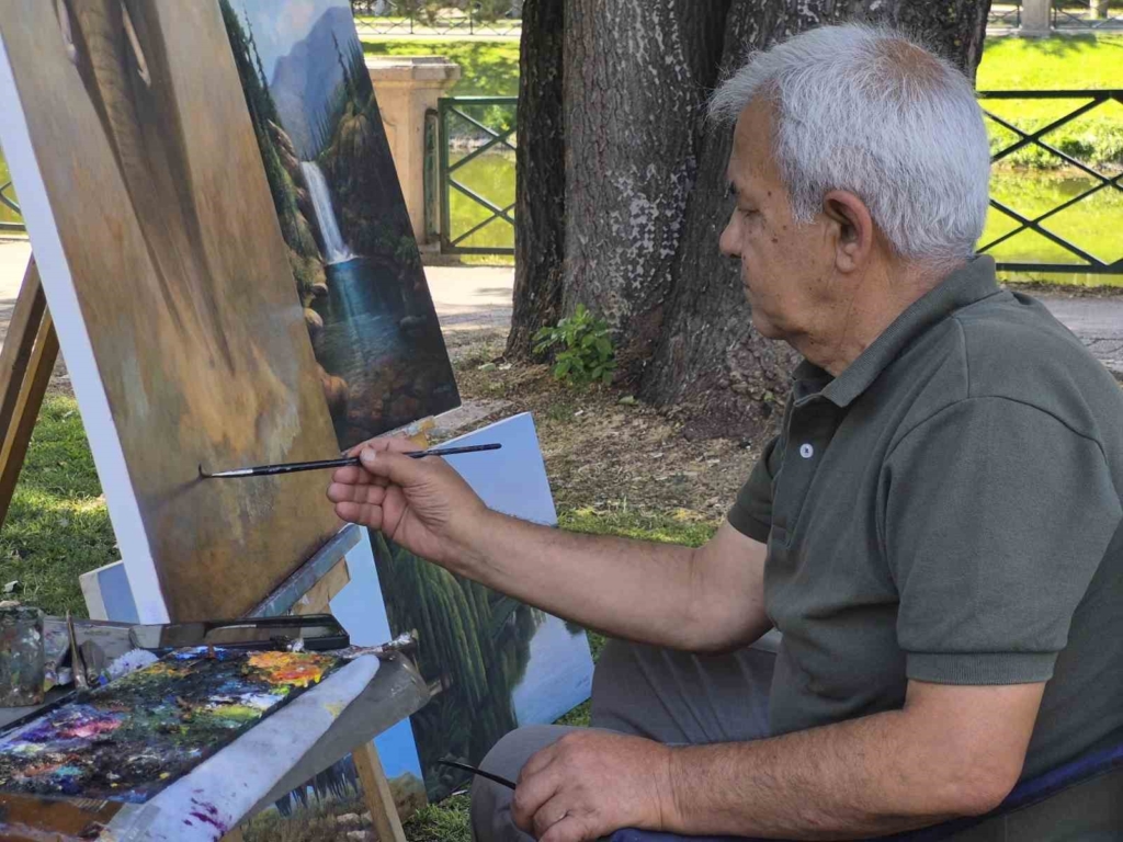 Sadece sergileri gezip resimleri inceleyerek ressam oldu