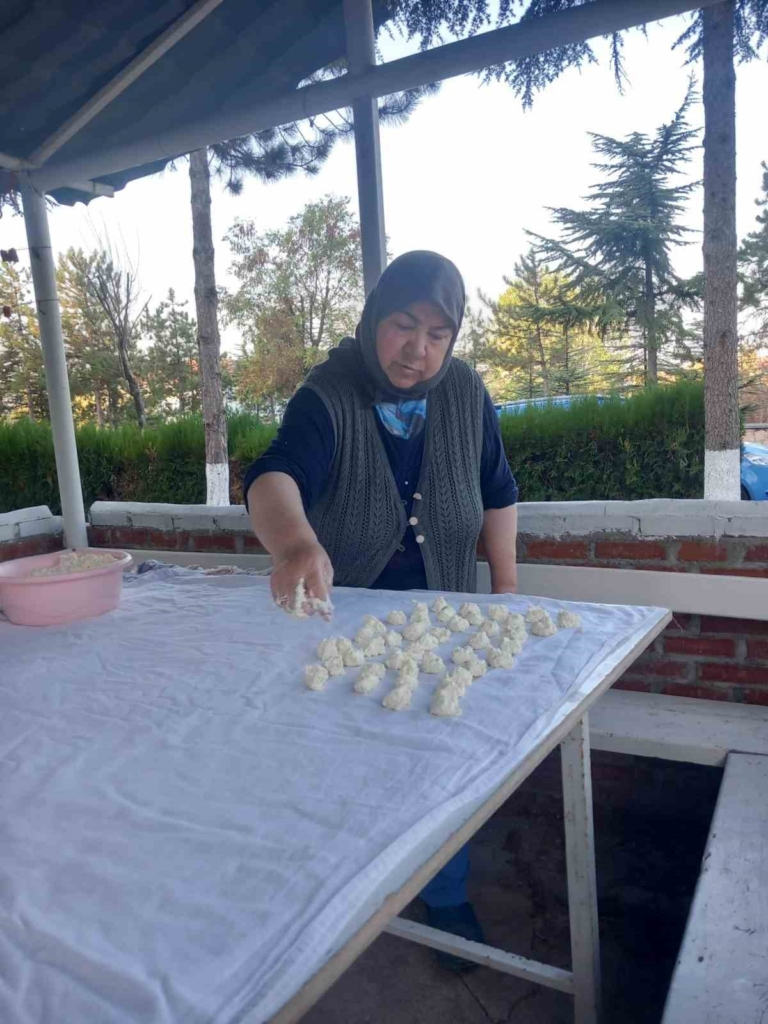 Ailesinin kışlık yiyeceklerinin neredeyse tamamını kendisi üretiyor