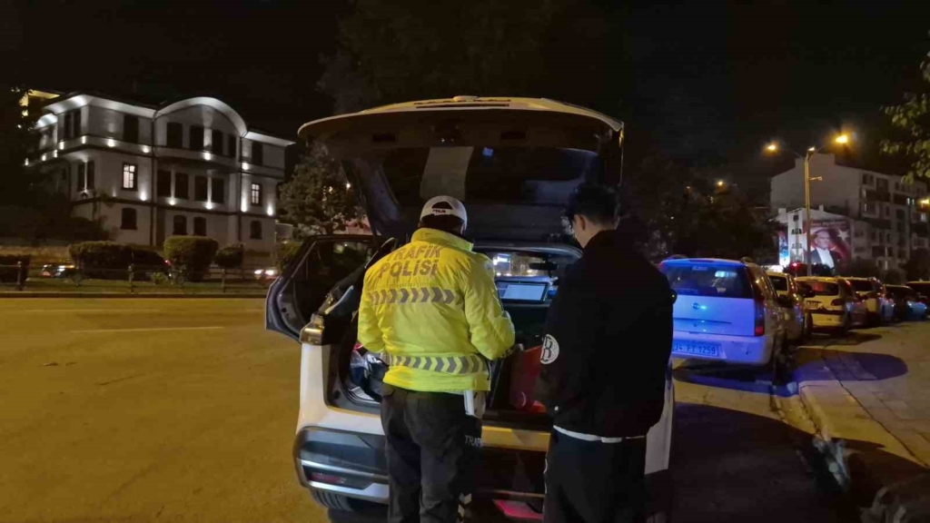 Polisin "dur" ihtarına uymayıp kırmızı ışıkta makas atarak kaçan motosikletliye 353 bin lira ceza