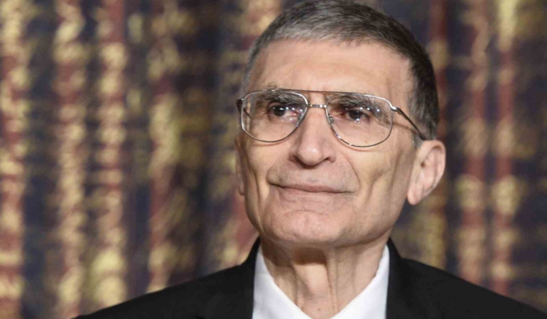 Azerbaycan’dan Türk bilim insanı Aziz Sancar’a “Şöhret Nişanı”