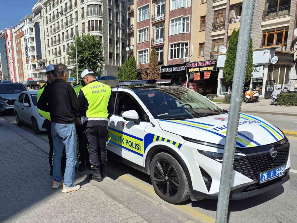 Eskişehir’de otomobille çarpışan motosiklet sürücüsü yaralandı