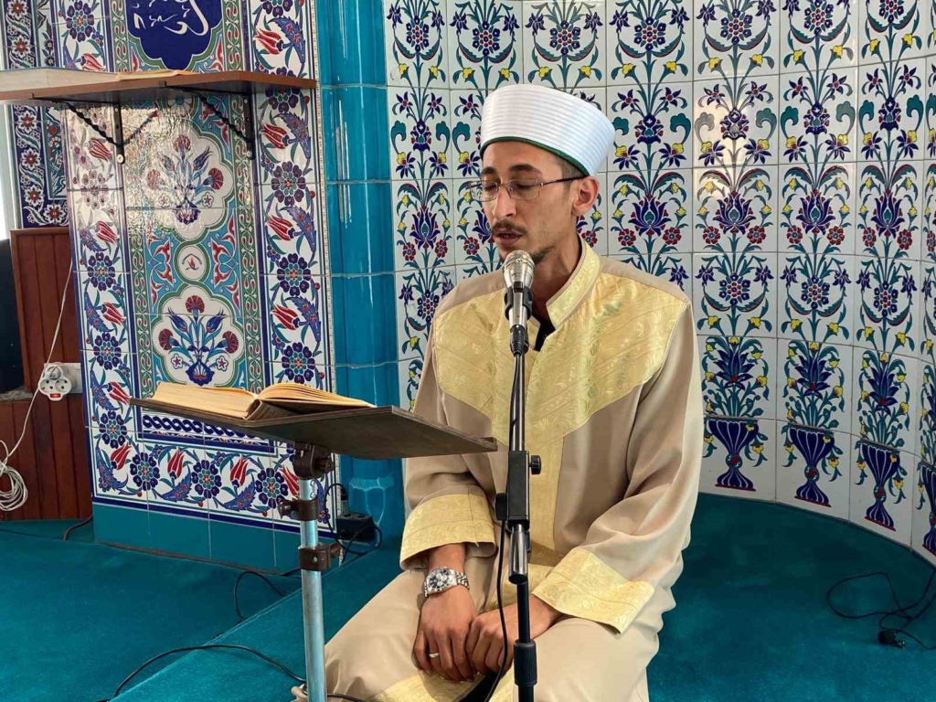 Konuşurken kekeleyen vekil imam hatip, Kur’an-ı Kerim’i ve duaları takılmadan okuyor